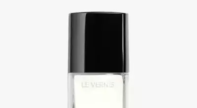 Chic White Nail Art Trends for the Summer Season