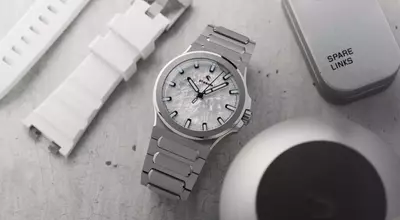 Straum Frozen Metal Titanium: A Cool Take on the Integrated Bracelet Watch