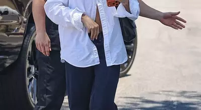 Celebrity-Inspired Button-Up Shirt Styling: From Casual Chic to Modern Elegance