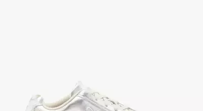5 Stylish Ways to Pair Sneakers with Jeans for Fall Transition