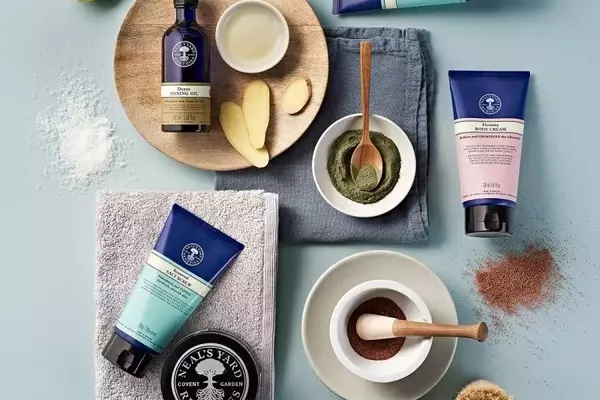 6 Travel Essentials for Glowing Skin and Comfort