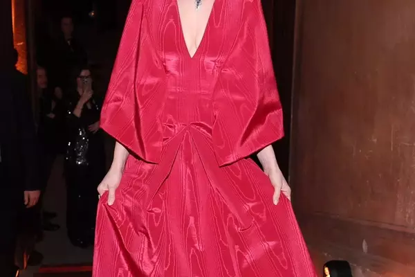 Anne Hathaway Shines at Bvlgari Gala, Echoing 'The Devil Wears Prada 2' Glamour