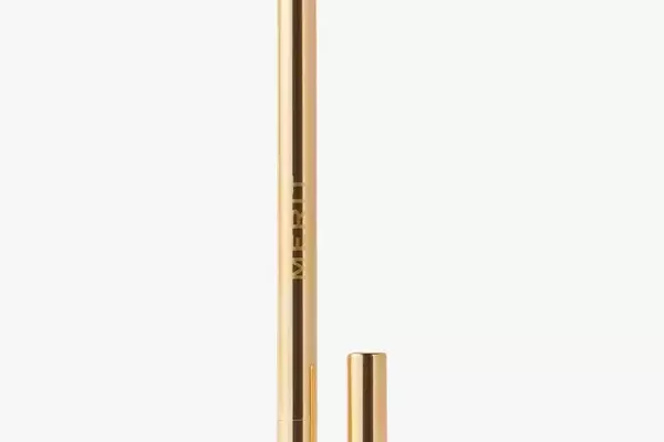 The Art of Subtle Lip Enhancement: Mastering the 'No-Liner' Look for Fuller Lips