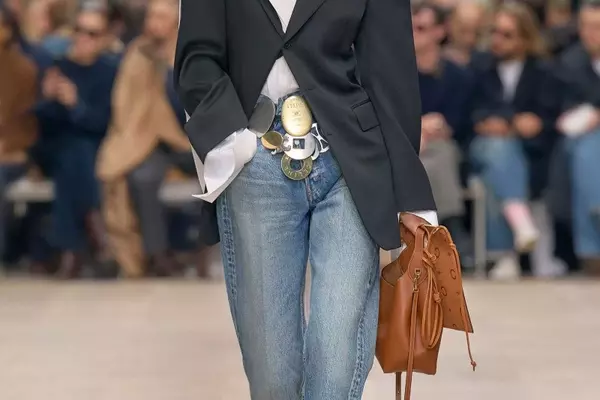 The Enduring Allure of 90s Cropped Jeans: A Style Resurgence