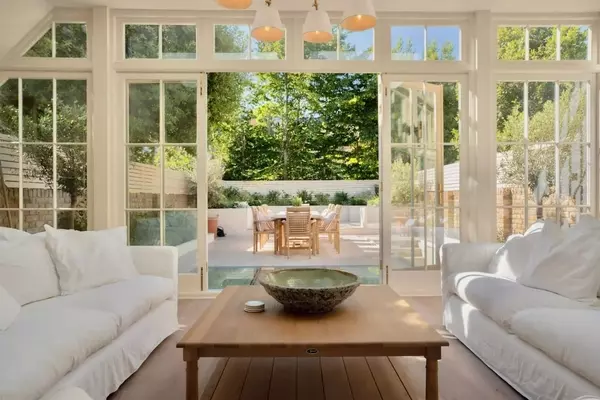 London Living: Discover Unique Airbnb Stays for an Authentic City Experience