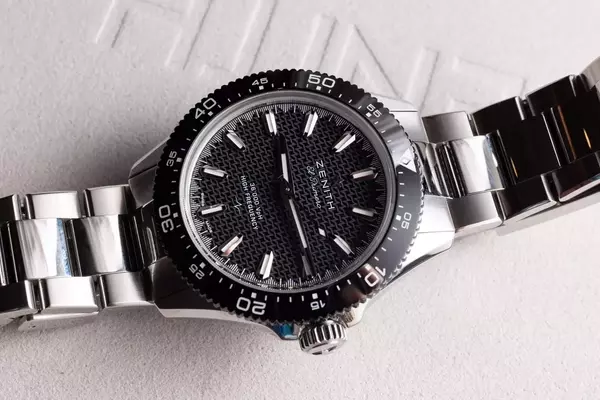 Zenith Unveils Chronomaster Solo Sport Watches: High-Frequency Movement and ZENCLASP Innovation