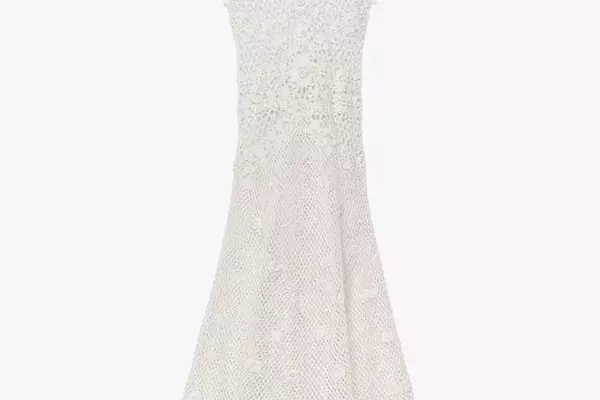 Choosing the Perfect Beach Wedding Dress: Style and Comfort for Your Seaside Celebration