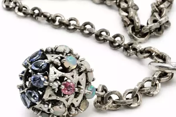 Sanct Desiderata's Gravity Lariat: A Fusion of Force and Fragility in Jewelry Design