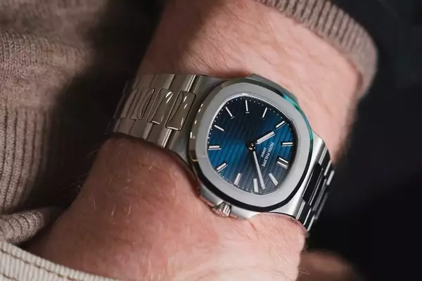 Online Watch Collecting: Navigating Digital Safety in the Age of AI and Social Media
