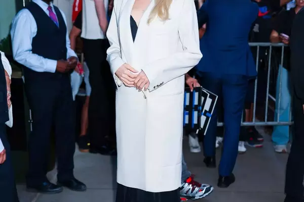 Veronica Leoni's Calvin Klein Red Carpet Style: A Retrospective