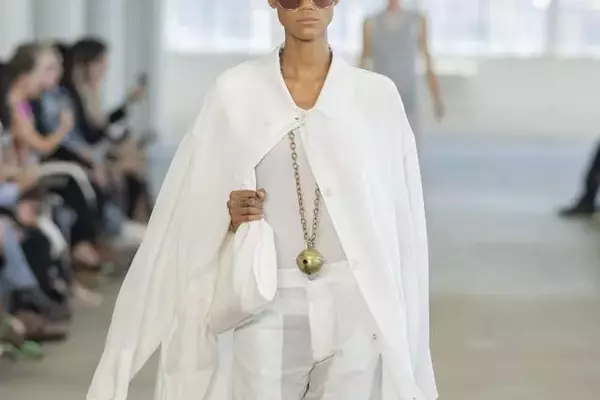 The Resurgence of Long Pendant Necklaces: A Dominant Trend on the Runways