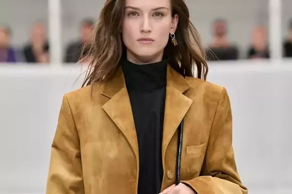 Elevate Your Autumn Style: The Versatile Suede Blazer