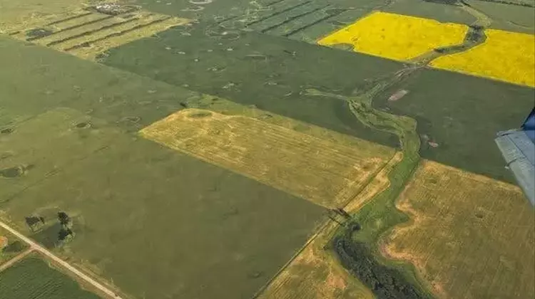 Close Call: Commercial Flight Evades Mid-Air Collision Near Military Base