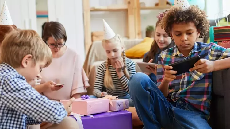 Reimagining Teen Gatherings: The Allure of Phone-Free Nostalgia Parties