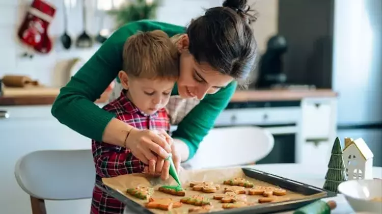 Reclaiming the Holiday Spirit: Disconnecting from Social Media for Authentic Celebration