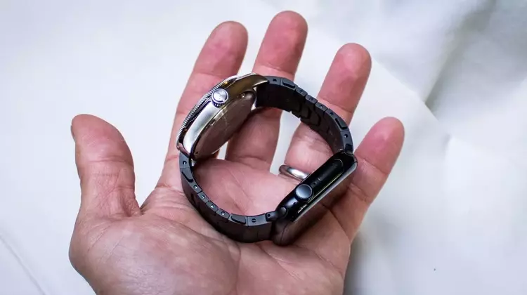 The Innovative Smartlet One Watch Bracelet: Blending Traditional Timepieces with Smart Devices
