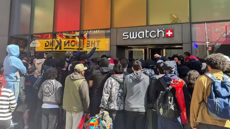 Navigating the Hype: Your Guide to Acquiring the Audemars Piguet x Swatch Royal Pop