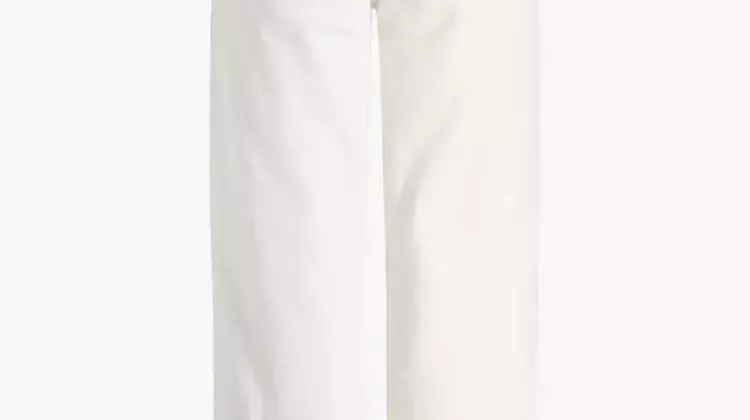 The Enduring Appeal of White Jeans: A Year-Round Fashion Essential