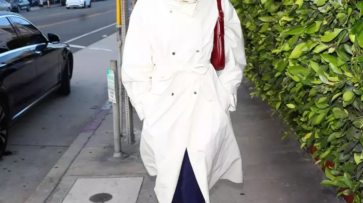 Kaia Gerber's Trench Coat Style: A Fashion Statement in Los Angeles
