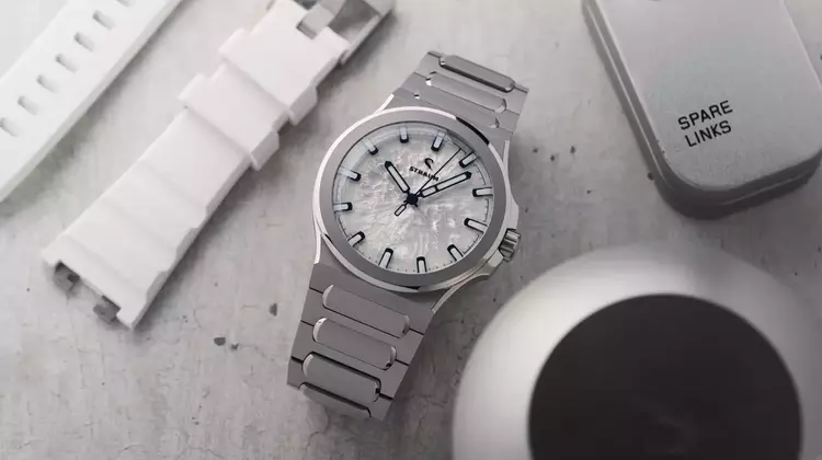 Straum Frozen Metal Titanium: A Cool Take on the Integrated Bracelet Watch