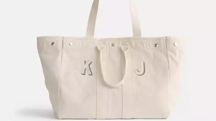 The Alex Mill Tote: A Fashion Essential for Everyday Life and Travel