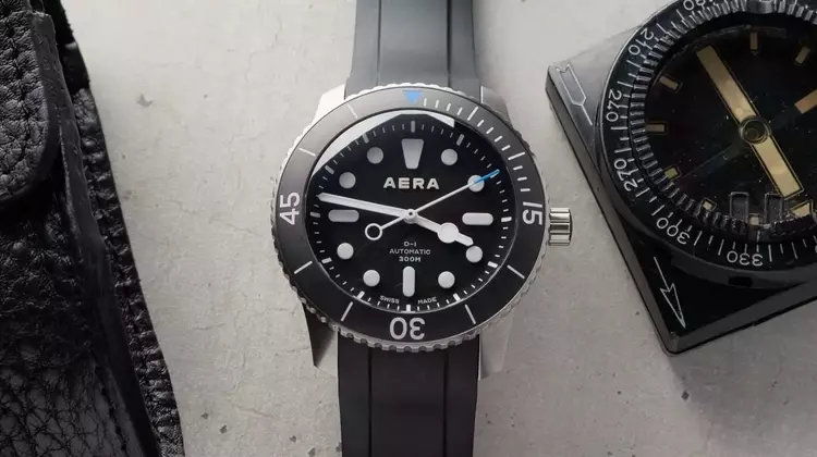 The Enhanced Aera D-1 Diver: A Blend of Minimalism and Robustness