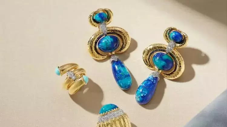 Jewelry Trends: Craftsmanship, Color, and Unique Experiences
