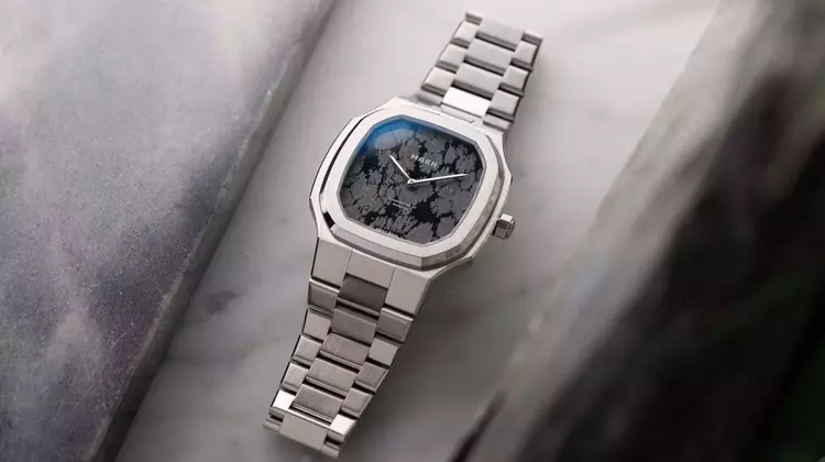 Maen Manhattan: A Modern Reinterpretation with Stone Dials