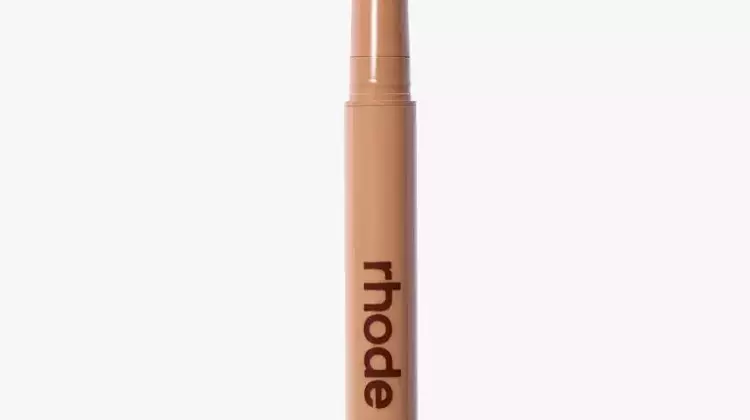 Mastering Lip Enhancement: Contouring vs. Lining for Fuller Lips