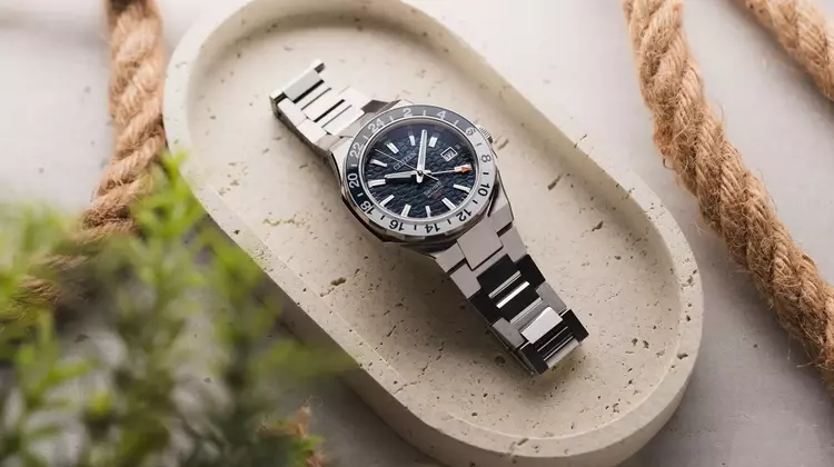 Citizen Series 8 880 GMT: Your Modern Travel Companion