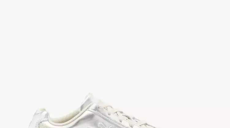 5 Stylish Ways to Pair Sneakers with Jeans for Fall Transition