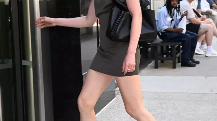 Sarah Pidgeon's Emmy Style: A Modern Nod to Carolyn Bessette Kennedy's Minimalism