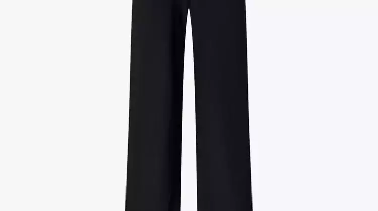 Timeless Transitional Fashion: Embracing Black and White Outfits for Fall 2026