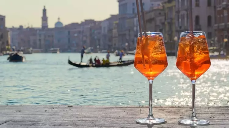 The Art of Italian Aperitivo: A Guide to Classic Cocktails